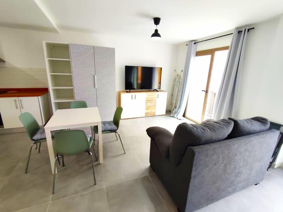 Near The Ocean In Apartment *